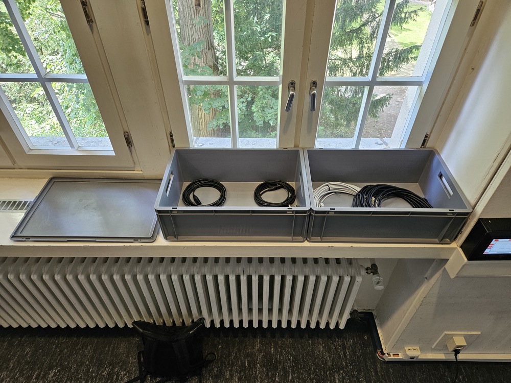 Kabelkisten auf Festerbank