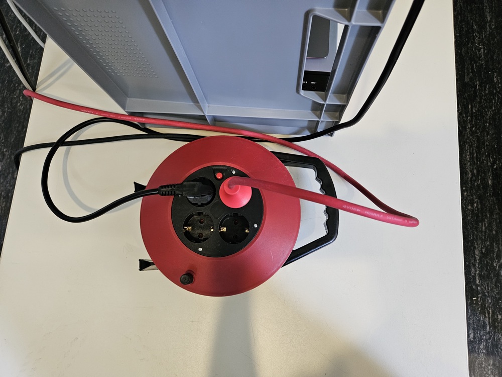 Kabeltrommel mit angeschlossenem Präsentationsrechner