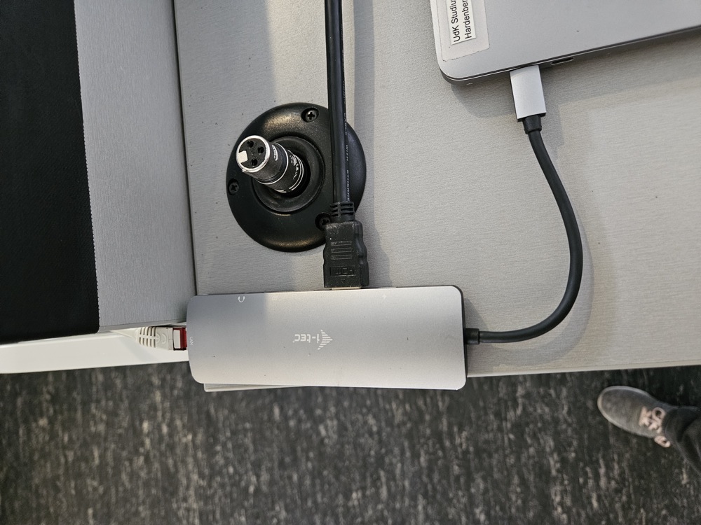 USB-C-Adapter mit belegtem LAN- und HDMI-Anschluss