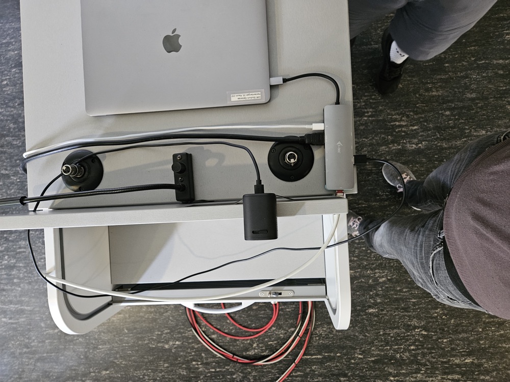 Präsentationsrechner mit angeschlossener Mini-Raumkamera