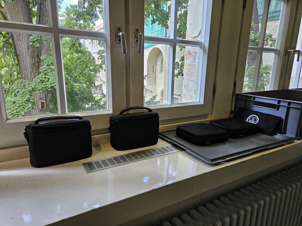 Kameras und Mikrofone auf Fensterbank