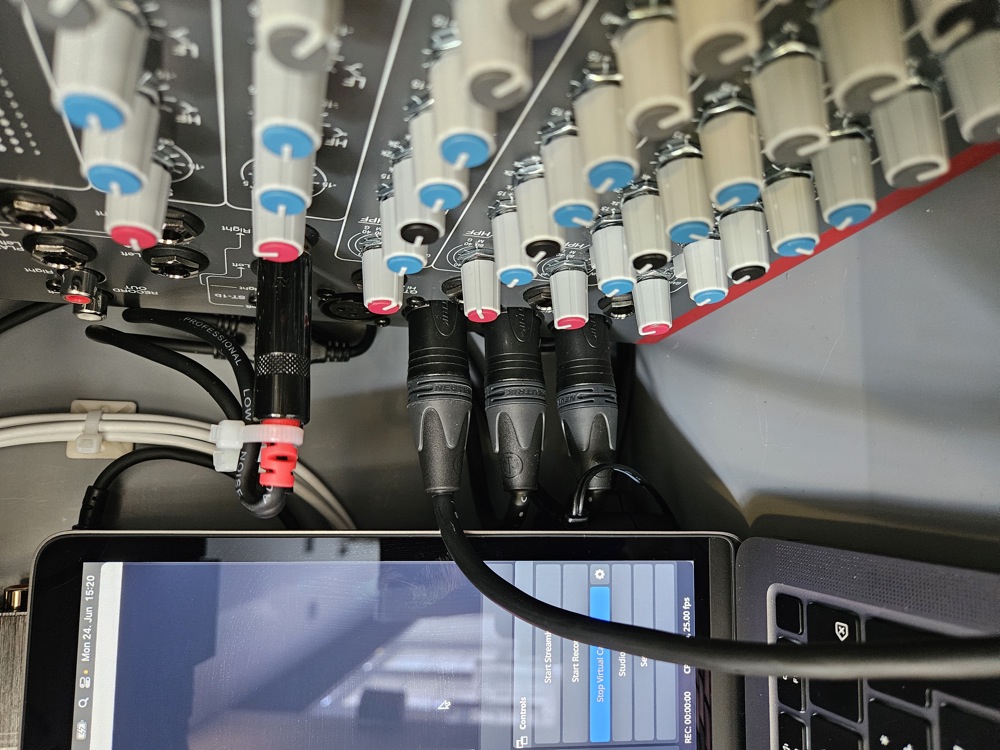 Mischpult mit kabelgebundenem Mikrofon auf Kanal 3